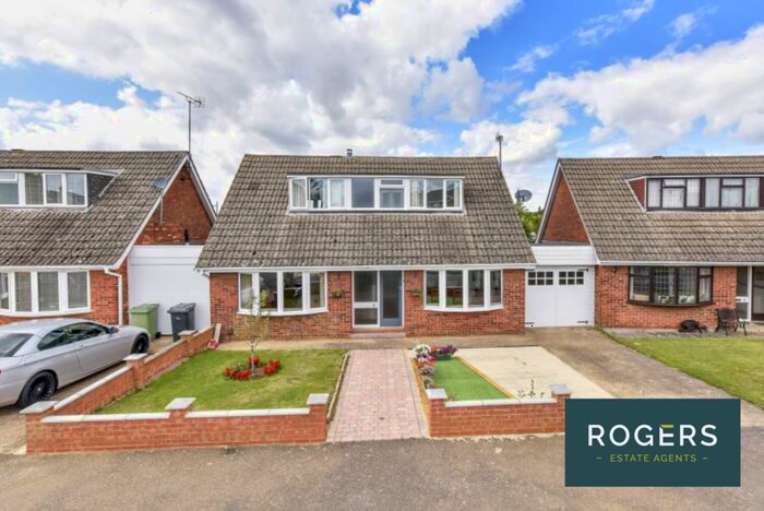 3 Bedroom Detached House For Sale In Hall Drive, Finedon, Wellingborough, Northamptonshire, NN9