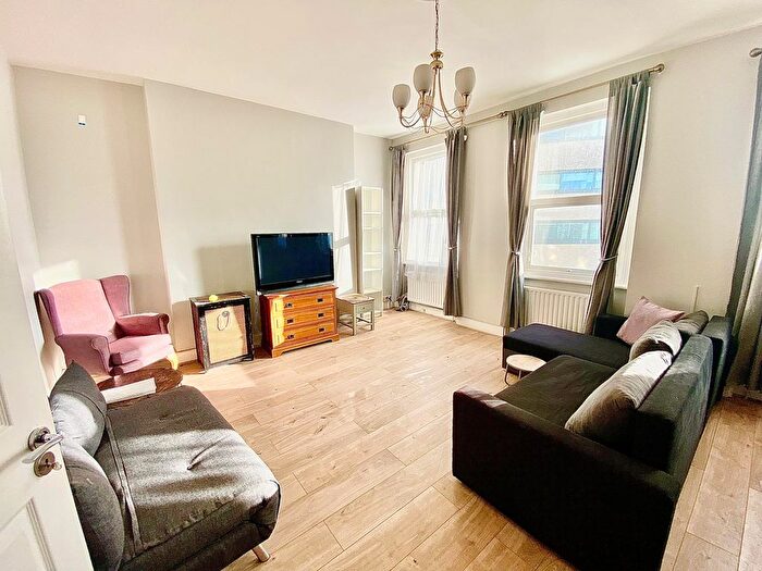 2 Bedroom Flat To Rent In Maclise Road, London, W14