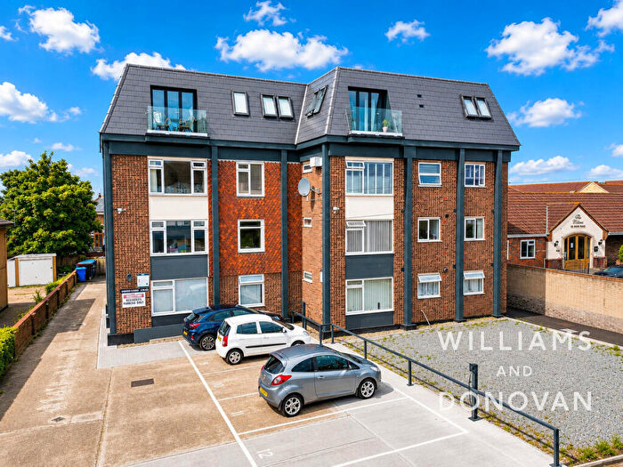2 Bedroom Apartment For Sale In High Road, South Benfleet, SS7