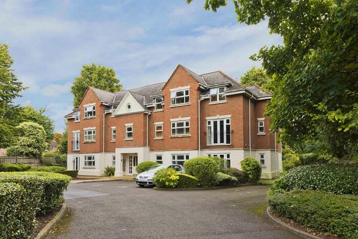 2 Bedroom Flat To Rent In Oakland Grange, Sidney Road, KT12