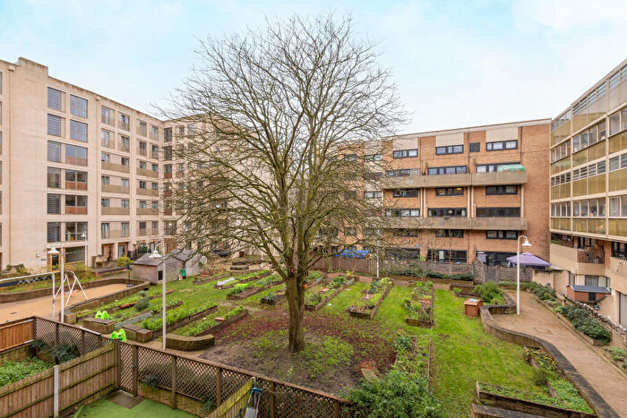 4 Bedroom Maisonette For Sale In Brownswood Road, London, N4