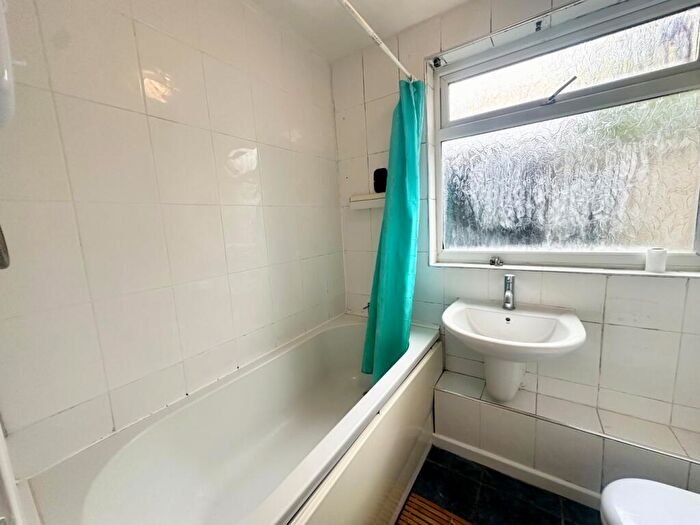 2 Bedroom Apartment To Rent In Malcolm Close, Nottingham, Nottinghamshire, NG3