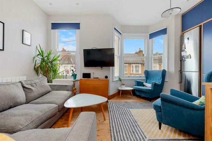 3 Bedroom Flat To Rent In Wendover Road, London, NW10