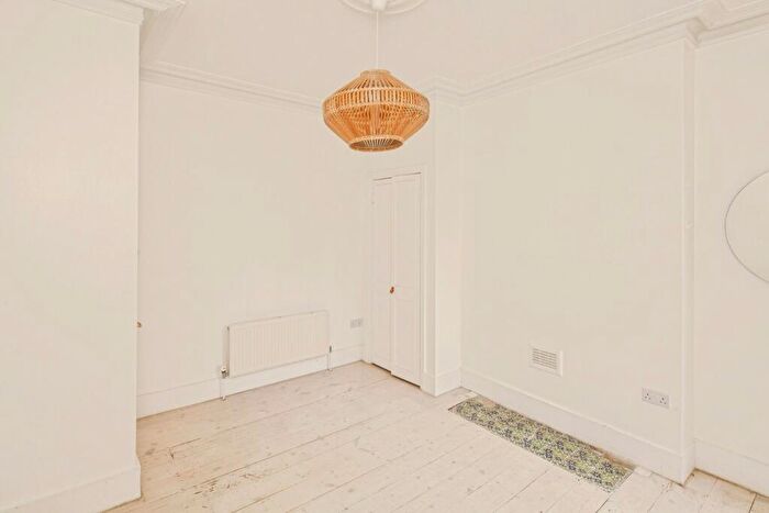 2 Bedroom Flat For Sale In Cavendish Road, London, SW12