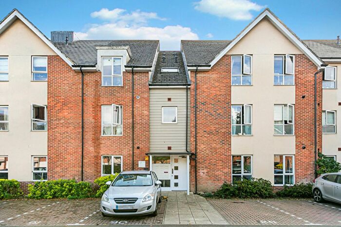 2 Bedroom Flat For Sale In Harrow Close, Addlestone, Surrey, KT15