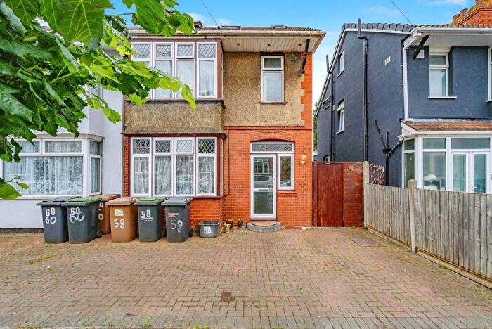 4 Bedroom End Of Terrace House For Sale In St. Catherines Avenue, Luton, Bedfordshire, LU3