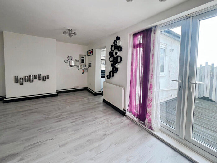 1 Bedroom Flat For Sale In Kingston Road, Epsom, KT19