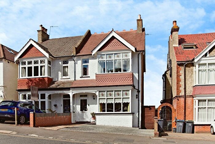 4 Bedroom Semi-Detached House For Sale In Mayfield Road, South Croydon, CR2