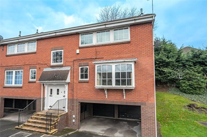 2 Bedroom Apartment For Sale In Gledhow Valley Road, Leeds, West Yorkshire, LS17