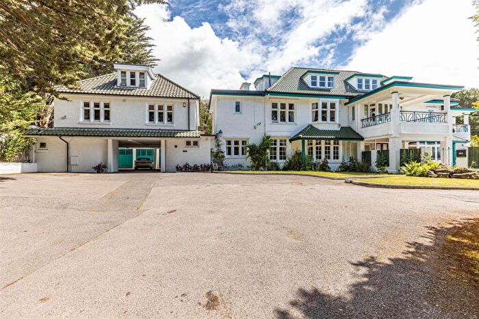 2 Bedroom Flat For Sale In West Overcliff Drive, Bournemouth, BH4