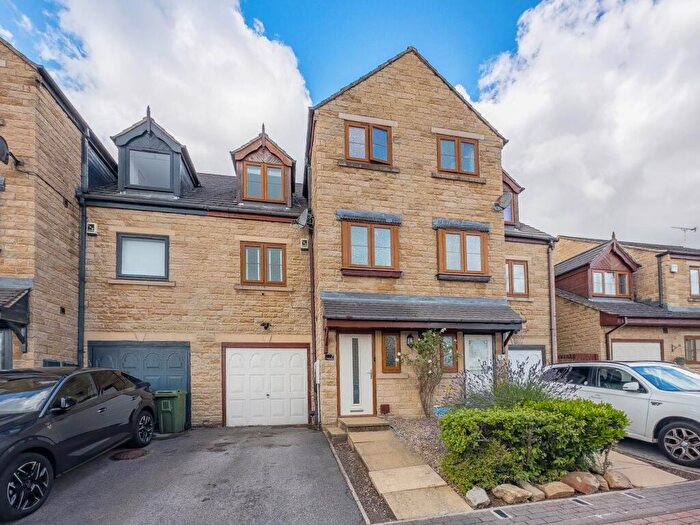 4 Bedroom Town House For Sale In The Coppice, Gomersal, BD19