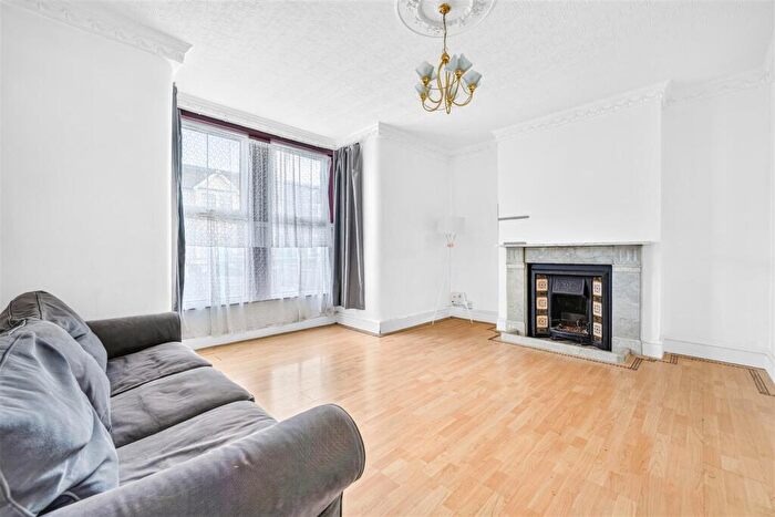 2 Bedroom Maisonette To Rent In Airthrie Road, Ilford, IG3