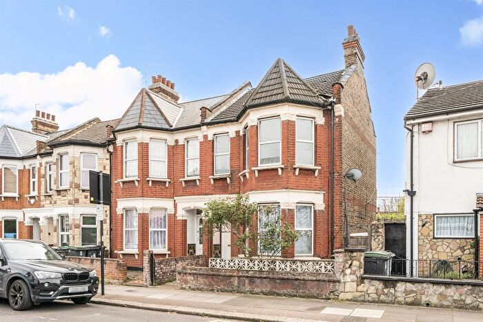 3 Bedroom Terraced House For Sale In The Avenue, London, N17
