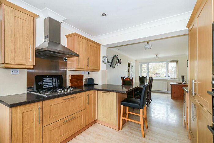 4 Bedroom Detached House For Sale In Canal Side West, Newport, HU15