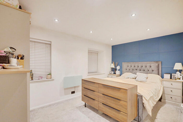 1 Bedroom Flat For Sale In Woodcotes, Southend-on-sea, SS3