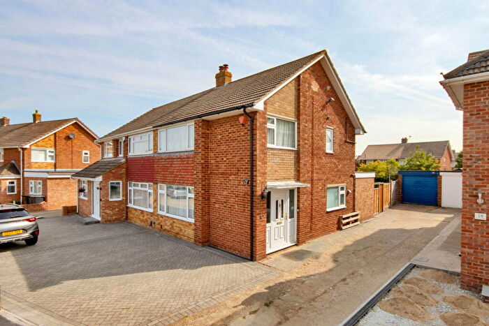 3 Bedroom Semi-Detached House For Sale In Frobisher Way, Gravesend, DA12