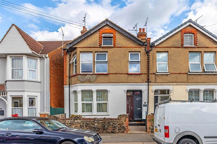 2 Bedroom Flat For Sale In Ronald Park Avenue, Westcliff-On-Sea, SS0