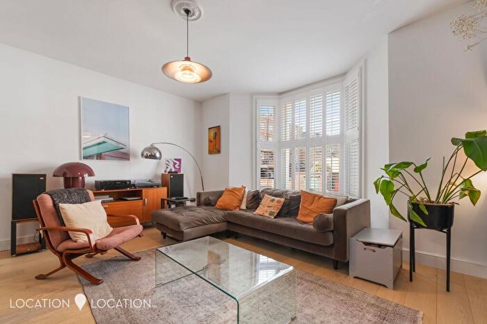 3 Bedroom Maisonette For Sale In Springdale Road, London, N16