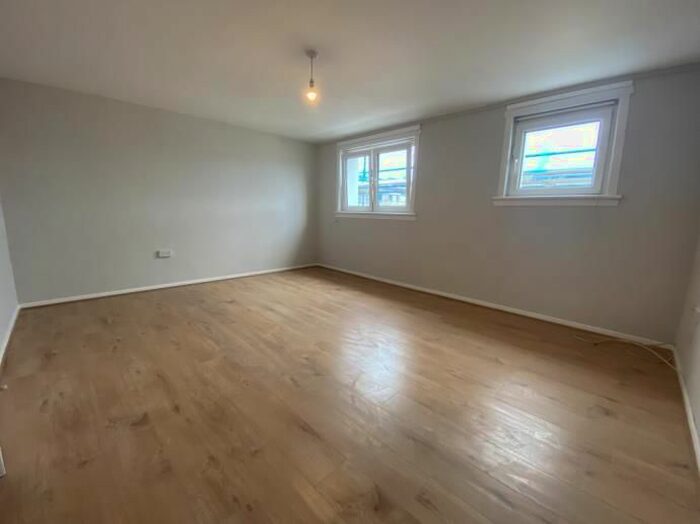 3 Bedroom Flat To Rent In / Dumbryden Gardens, Edinburgh, EH14