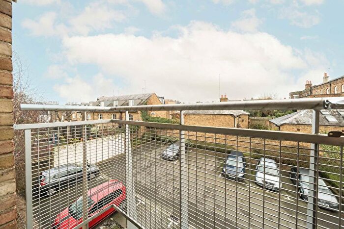 2 Bedroom Flat For Sale In East Hill, London, SW18