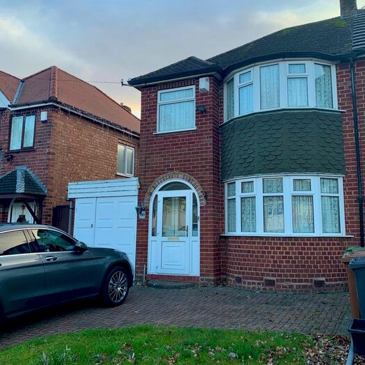 3 Bedroom Property To Rent In Old Lode Lane, Solihull B92