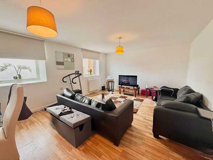 2 Bedroom Flat For Sale In Milliners Way, Luton, LU3