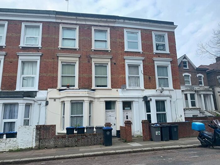 3 Bedroom Flat To Rent In Malvern Road, London, NW6