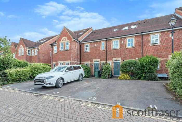 3 Bedroom Property To Rent In Plater Drive, Waterside, OX2