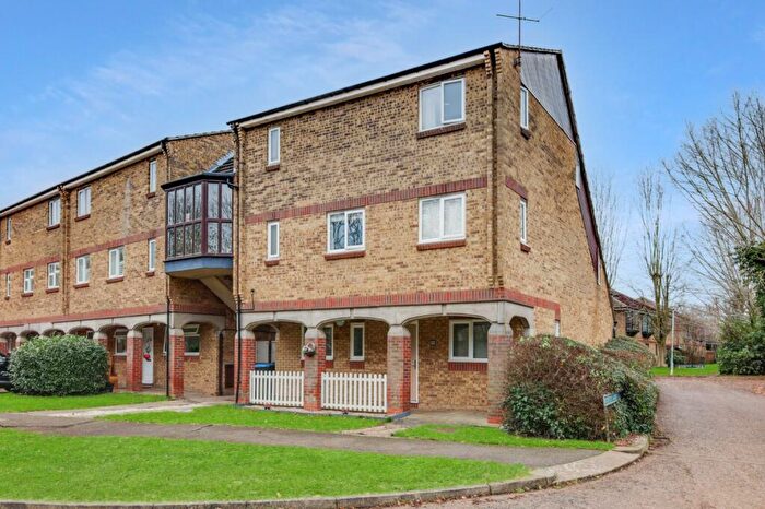 1 Bedroom Flat For Sale In Woodstock Crescent, Laindon, Essex, SS15