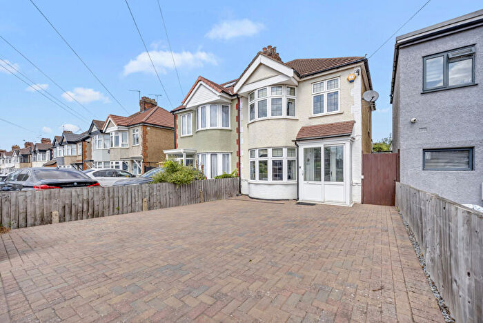 4 Bedroom Semi-Detached House For Sale In Chase Cross Road, Collier Row, RM5
