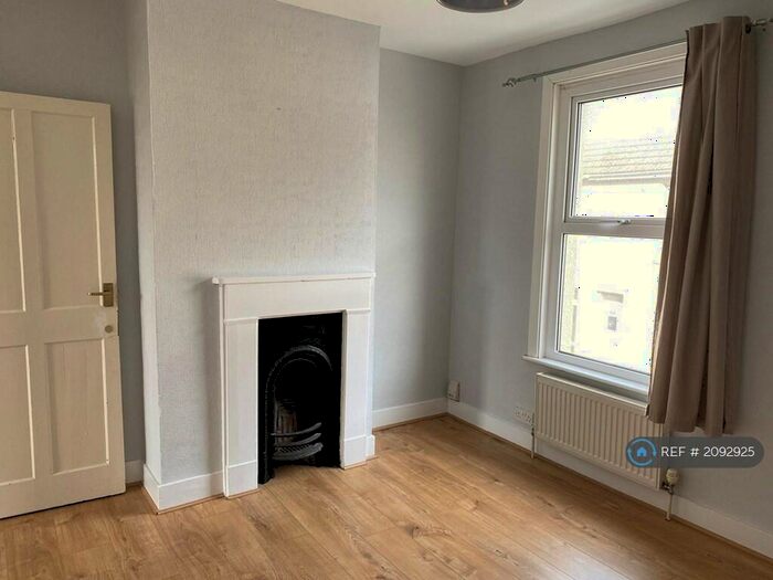 3 Bedroom Terraced House To Rent In West Street, Gillingham, ME7