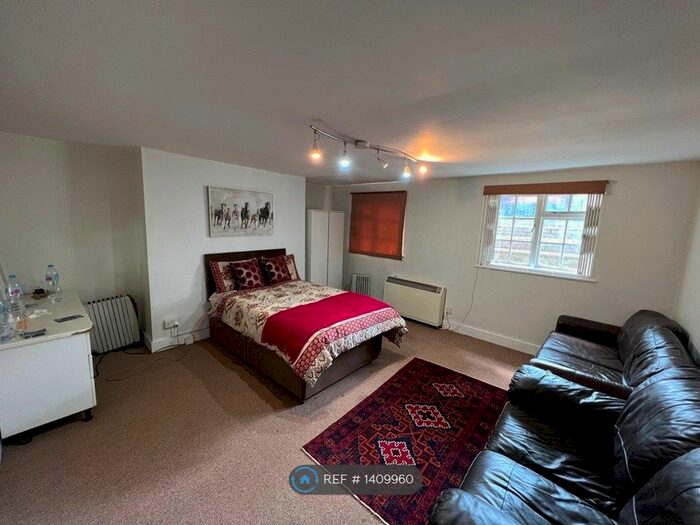 2 Bedroom Flat To Rent In The Greenway, Uxbridge, UB8