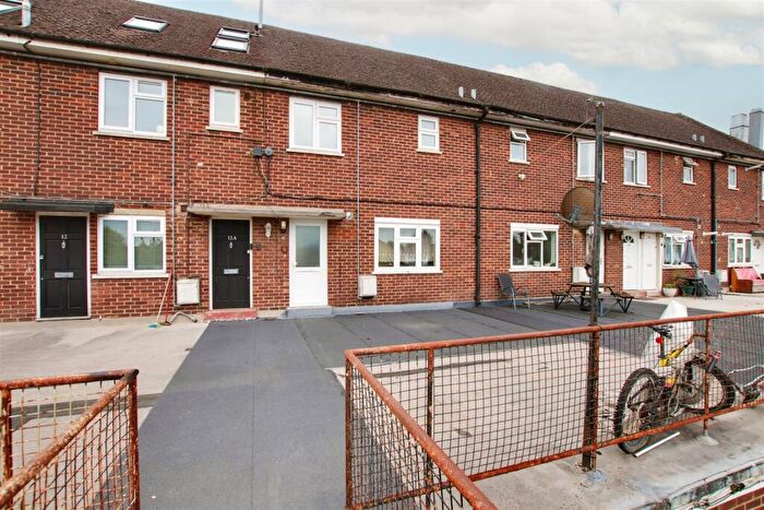 3 Bedroom Maisonette To Rent In Clayton Parade, Turners Hill, Cheshunt, EN8