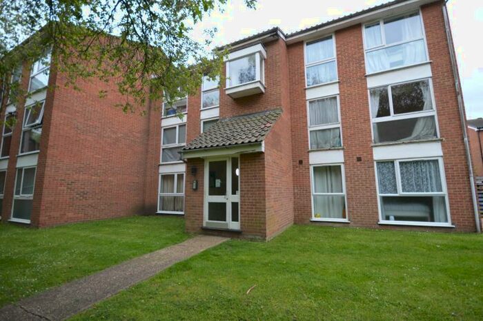 2 Bedroom Flat To Rent In Trotwood, Chigwell, Essex, IG7