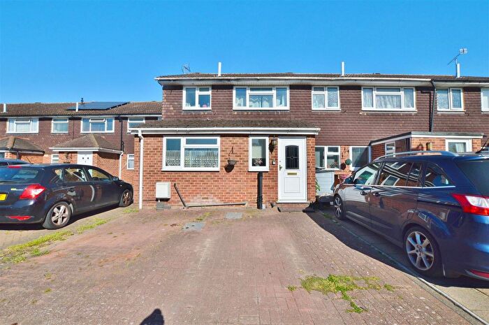 3 Bedroom Semi-Detached House For Sale In Boarlands Close, Slough, SL1
