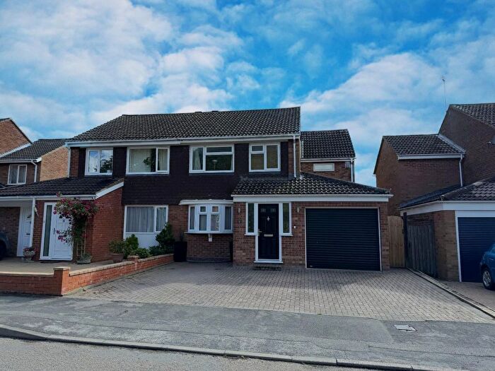 4 Bedroom Semi-detached House For Sale In Redbridge, Stantonbury, Milton Keynes, MK14