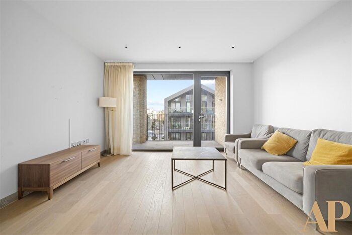 3 Bedroom Flat To Rent In Chivers Passage, London, SW18