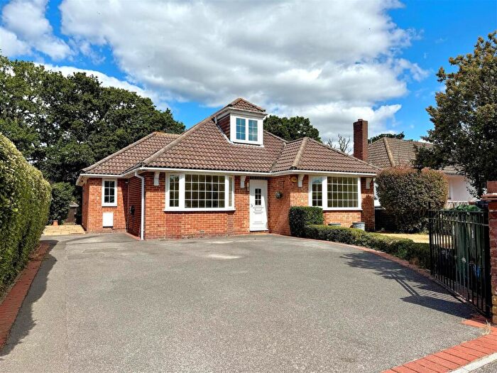 3 Bedroom Detached House For Sale In Beverley Gardens, Bursledon, SO31