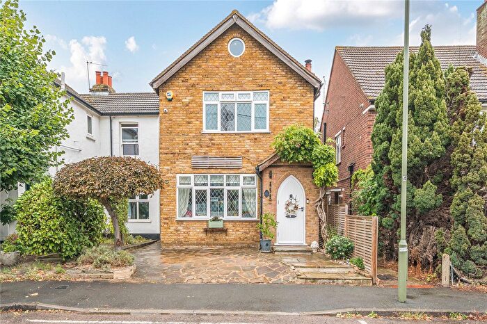 3 Bedroom Detached House For Sale In Cambridge Road, Walton-On-Thames, KT12