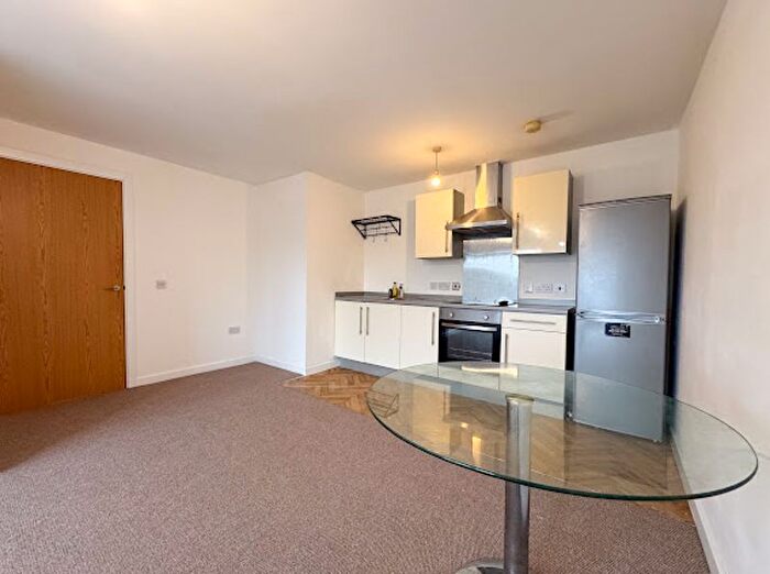 2 Bedroom Flat To Rent In Pilgrims Way, Salford, M50