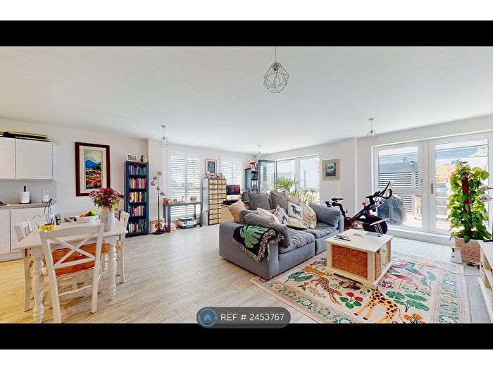 2 Bedroom Flat To Rent In Lion Court, Isleworth, TW7