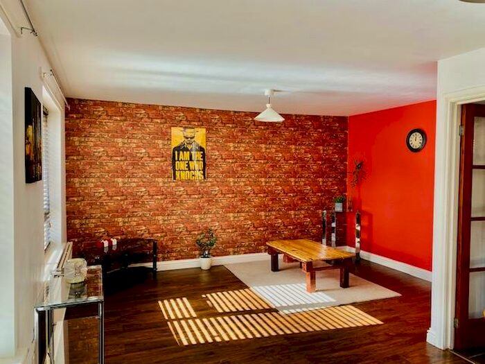 2 Bedroom House To Rent In Paris Avenue, M5