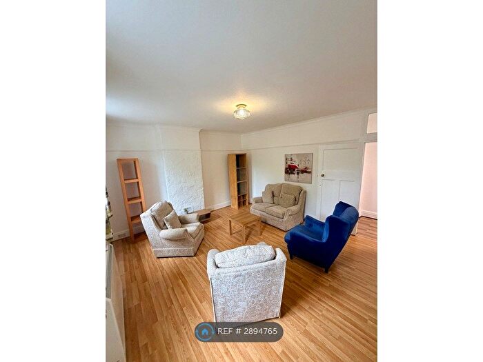 3 Bedroom Flat To Rent In Well Hall Road, Eltham, SE9