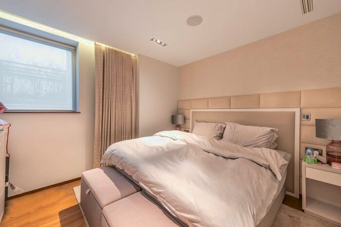 2 Bedroom Flat To Rent In Park Road, St John's Wood, London, NW8