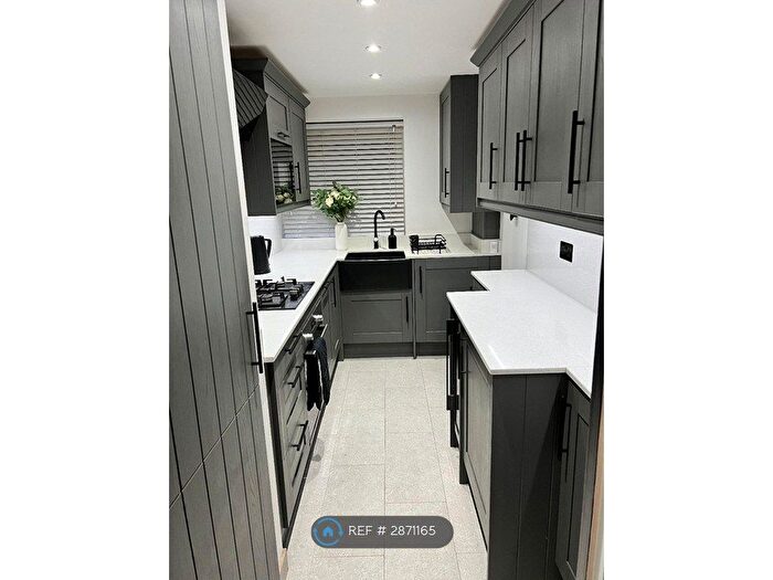 2 Bedroom Flat To Rent In Heath Close, Harpenden, AL5