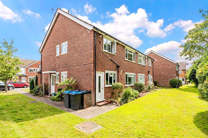 2 Bedroom Maisonette To Rent In Oakenshaw Close, Surbiton, KT6