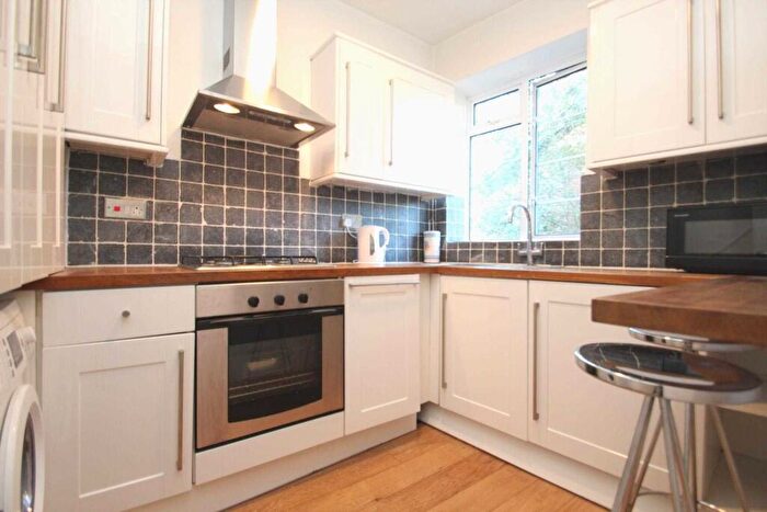 2 Bedroom Apartment To Rent In North Hill, Highgate, N6