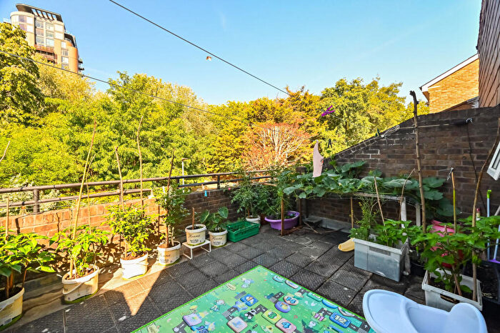 1 Bedroom Flat For Sale In Wine Close, Wapping, London, E1W