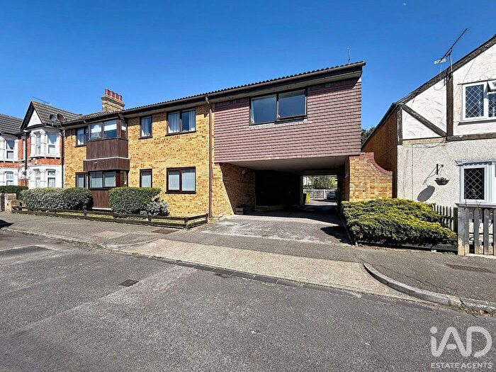 2 Bedroom Flat For Sale In Richmond Avenue, Southend-On-Sea, SS3