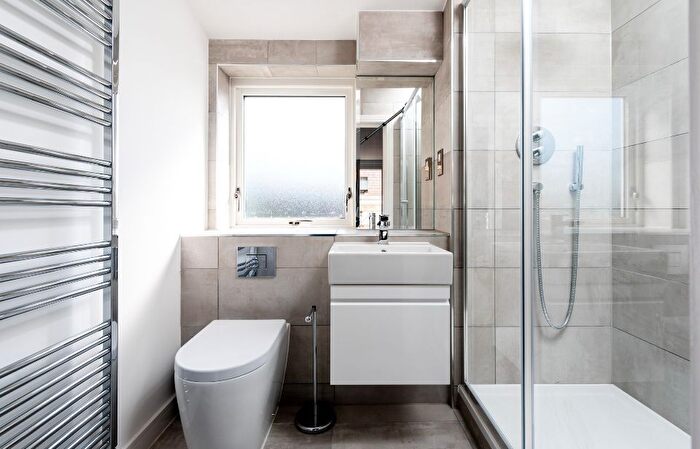 2 Bedroom Flat To Rent In Cornwall Road, London, SE1